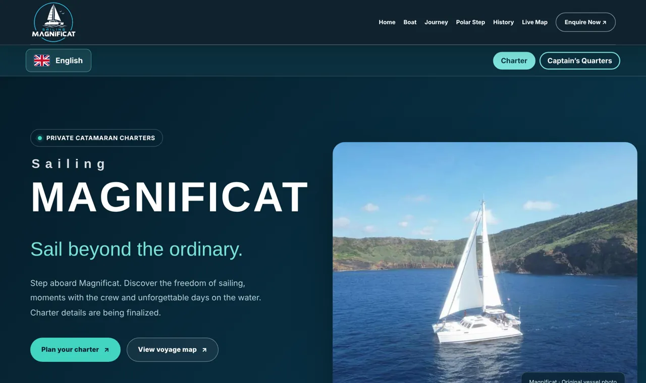 Startseite der Website Sailing Magnificat mit Logo, Sprachwahl und Katamaran vor der Küste